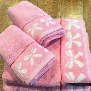 Betsey Johnson Pink Bow Towel Set